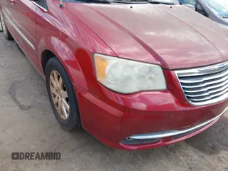 2014 Chrysler Town & Country Touring z VIN 2C4RC1BG3ER314706, wystawiony jako IAAI lot #42333684 z przebiegiem 210 455 mil mil oraz . Historia ofert i sprzedaży dostępna na DreamBid. Obrazek 6.