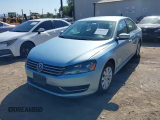 2013 Volkswagen Passat Wolfsburg Edition z VIN 1VWAP7A3XDC057745, wystawiony jako IAAI lot #42403087 z przebiegiem 40 312 mil mil oraz . Historia ofert i sprzedaży dostępna na DreamBid. Obrazek 2.