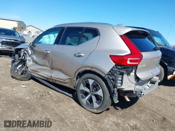 2024 Volvo XC40 Plus Bright Theme z VIN YV4L12UE3R2290695, wystawiony jako IAAI lot #41812076 z przebiegiem 42 047 mil mil oraz . Historia ofert i sprzedaży dostępna na DreamBid. Obrazek 3.