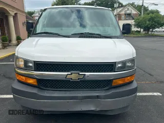 2021 Chevrolet Express Passenger LS z VIN 1GAZGNFPXM1170072, wystawiony jako Copart lot #64797015 z przebiegiem 273 908 mil mil oraz Czysty tytuł • Clean title. Historia ofert i sprzedaży dostępna na DreamBid. Obrazek 5.