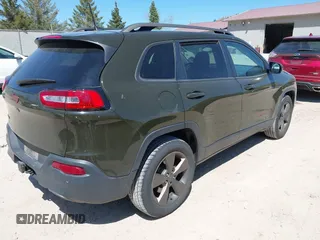 2017 Jeep Cherokee Latitude z VIN 1C4PJMCB9HW512395, wystawiony jako IAAI lot #42161258 z przebiegiem 67 584 mil mil oraz . Historia ofert i sprzedaży dostępna na DreamBid. Obrazek 4.