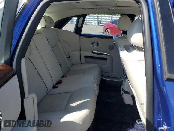 2015 Rolls-Royce Ghost z VIN SCA664S55FUX53413, wystawiony jako Copart lot #50022965 z przebiegiem Nie podano mil oraz Szkody całkowita. Historia ofert i sprzedaży dostępna na DreamBid. Obrazek 10.
