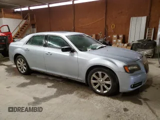 2013 Chrysler 300 S z VIN 2C3CCAGG8DH599569, wystawiony jako Copart lot #43560255 z przebiegiem 135 966 mil mil oraz Czysty tytuł • Clean title. Historia ofert i sprzedaży dostępna na DreamBid. Obrazek 4.