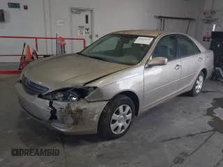 2004 Toyota Camry LE z VIN 4T1BE32K54U380439, wystawiony jako IAAI lot #42226118 z przebiegiem 262 644 mil mil oraz . Historia ofert i sprzedaży dostępna na DreamBid. Obrazek 2.