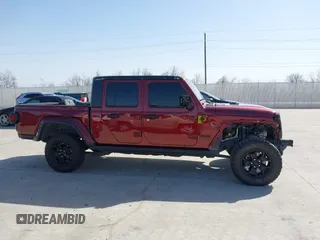 2021 Jeep Gladiator Willys z VIN 1C6HJTAG0ML536455, wystawiony jako IAAI lot #41702393 z przebiegiem 90 644 mil mil oraz . Historia ofert i sprzedaży dostępna na DreamBid. Obrazek 13.