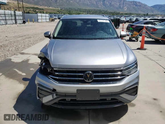 2024 Volkswagen Tiguan SE with VIN 3VV3B7AXXRM048869, listed as a Copart auction lot 56063825 with 30,881 mi miles and Clean title. Bid and sale history available at DreamBid. Image 5.