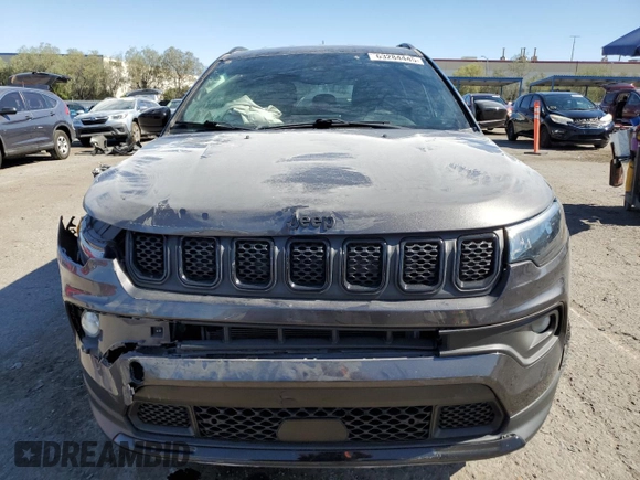 2023 Jeep Compass Altitude z VIN 3C4NJDBN7PT542177, wystawiony jako Copart lot #63284445 z przebiegiem 32 285 mil mil oraz Szkoda całkowita • Salvage title. Historia ofert i sprzedaży dostępna na DreamBid. Obrazek 5.