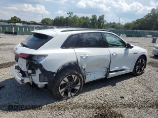 2021 Audi e-tron Premium z VIN WA1AAAGE5MB010441, wystawiony jako Copart lot #56303714 z przebiegiem 30 441 mil mil oraz . Historia ofert i sprzedaży dostępna na DreamBid. Obrazek 3.