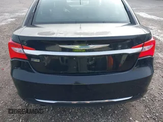 2014 Chrysler 200 Touring z VIN 1C3CCBBG1EN106224, wystawiony jako IAAI lot #41866087 z przebiegiem 141 635 mil mil oraz . Historia ofert i sprzedaży dostępna na DreamBid. Obrazek 17.
