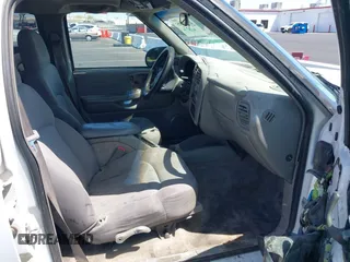 2004 Chevrolet Blazer LS z VIN 1GNDT13XX4K139559, wystawiony jako IAAI lot #42126705 z przebiegiem 197 460 mil mil oraz . Historia ofert i sprzedaży dostępna na DreamBid. Obrazek 5.