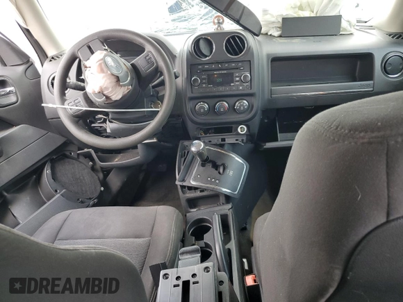 2016 Jeep Patriot Sport z VIN 1C4NJPBB4GD748294, wystawiony jako Copart lot #62569595 z przebiegiem 143 919 mil mil oraz Szkoda całkowita • Salvage title. Historia ofert i sprzedaży dostępna na DreamBid. Obrazek 8.