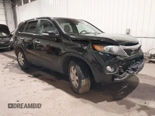 2011 Kia Sorento LX z VIN 5XYKT3A16BG133061, wystawiony jako IAAI lot #41662271 z przebiegiem 125 988 mil mil oraz . Historia ofert i sprzedaży dostępna na DreamBid. Obrazek 1.