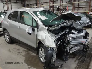 2022 Chevrolet Trax LS z VIN KL7CJNSM6NB526794, wystawiony jako IAAI lot #41912614 z przebiegiem 41 592 mil mil oraz . Historia ofert i sprzedaży dostępna na DreamBid. Obrazek 1.