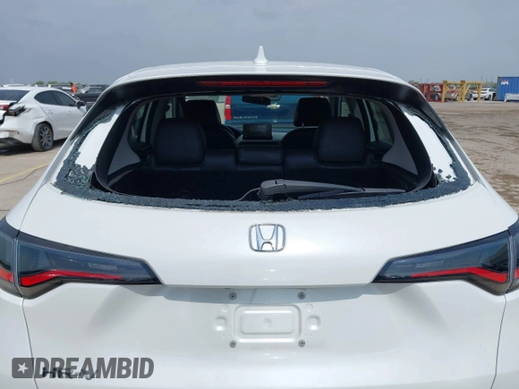 2023 Honda HR-V LX z VIN 3CZRZ1H34PM716838, wystawiony jako IAAI lot #41946033 z przebiegiem 24 958 mil mil oraz . Historia ofert i sprzedaży dostępna na DreamBid. Obrazek 6.