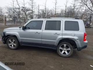 2017 Jeep Patriot High Altitude z VIN 1C4NJPFA9HD118354, wystawiony jako IAAI lot #41848700 z przebiegiem 82 624 mil mil oraz . Historia ofert i sprzedaży dostępna na DreamBid. Obrazek 14.