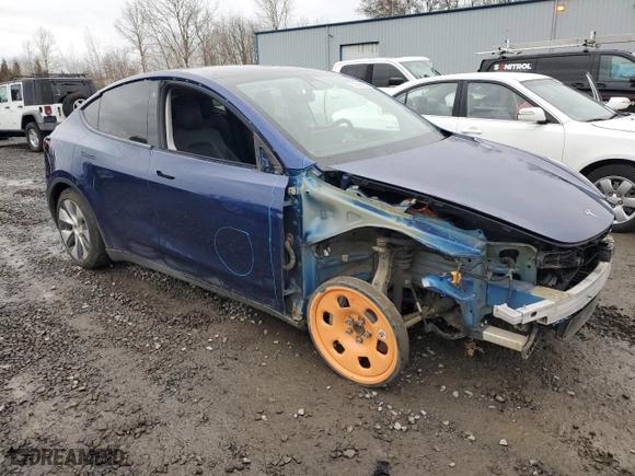 2021 Tesla Model Y Standard Range with VIN 5YJYGDED8MF133274, listed as a Copart auction lot 43092165 with 61,782 mi miles and Salvage Title. Bid and sale history available at carsss.com. Image 4.