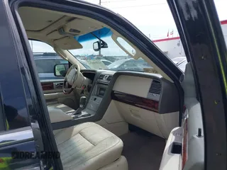 2004 Lincoln Navigator Luxury z VIN 5LMFU28R74LJ01322, wystawiony jako IAAI lot #42350030 z przebiegiem Nie podano mil oraz . Historia ofert i sprzedaży dostępna na DreamBid. Obrazek 5.