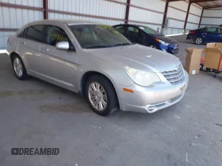 2009 Chrysler Sebring Touring z VIN 1C3LC56B59N557811, wystawiony jako IAAI lot #42280262 z przebiegiem 170 539 mil mil oraz . Historia ofert i sprzedaży dostępna na DreamBid. Obrazek 1.