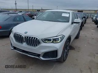 2020 BMW X6 xDrive40i z VIN 5UXCY6C09L9C52142, wystawiony jako IAAI lot #41593337 z przebiegiem 61 892 mil mil oraz . Historia ofert i sprzedaży dostępna na DreamBid. Obrazek 2.