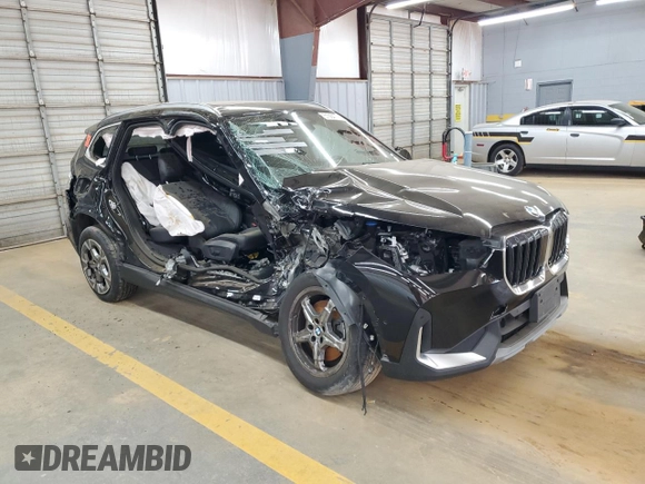 2023 BMW X1 xDrive28i с VIN WBX73EF07P5W50437, выставлен на аукционе Copart как лот 51064775 с пробегом Не указан миль и Списание • Salvage title. История ставок и продаж доступна на DreamBid. Изображение 4.