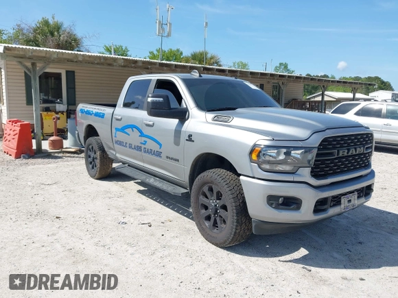 2024 Ram 2500 Big Horn z VIN 3C6UR5DL1RG116185, wystawiony jako IAAI lot #42007154 z przebiegiem Nie podano mil oraz . Historia ofert i sprzedaży dostępna na DreamBid. Obrazek 1.