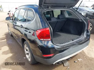 2013 BMW X1 28i z VIN WBAVM1C52DVW41549, wystawiony jako IAAI lot #42207042 z przebiegiem 74 689 mil mil oraz . Historia ofert i sprzedaży dostępna na DreamBid. Obrazek 3.