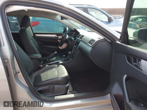 2013 Volkswagen Passat SE z VIN 1VWBP7A30DC144719, wystawiony jako IAAI lot #42174524 z przebiegiem 181 326 mil mil oraz . Historia ofert i sprzedaży dostępna na DreamBid. Obrazek 5.