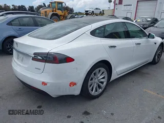 2018 Tesla Model S 75D z VIN 5YJSA1E28JF247985, wystawiony jako IAAI lot #42116586 z przebiegiem 102 062 mil mil oraz . Historia ofert i sprzedaży dostępna na DreamBid. Obrazek 4.