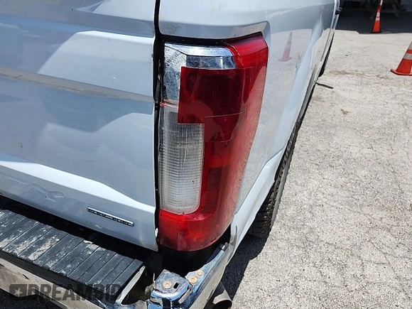2017 Ford F-250 XL z VIN 1FT7W2A61HEE31327, wystawiony jako IAAI lot #42844723 z przebiegiem 233 412 mil mil oraz . Historia ofert i sprzedaży dostępna na DreamBid. Obrazek 2.
