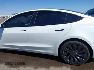 2023 Tesla Model 3 Performance z VIN 5YJ3E1EC7PF432748, wystawiony jako IAAI lot #41841913 z przebiegiem 36 043 mil mil oraz . Historia ofert i sprzedaży dostępna na DreamBid. Obrazek 14.