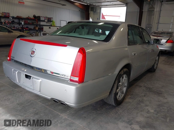 2011 Cadillac DTS Luxury Collection z VIN 1G6KD5E66BU119869, wystawiony jako IAAI lot #42221509 z przebiegiem 92 478 mil mil oraz . Historia ofert i sprzedaży dostępna na DreamBid. Obrazek 4.