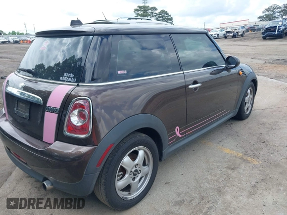 2011 MINI Hardtop z VIN WMWSU3C59BT099700, wystawiony jako IAAI lot #42106044 z przebiegiem 206 145 mil mil oraz . Historia ofert i sprzedaży dostępna na DreamBid. Obrazek 4.