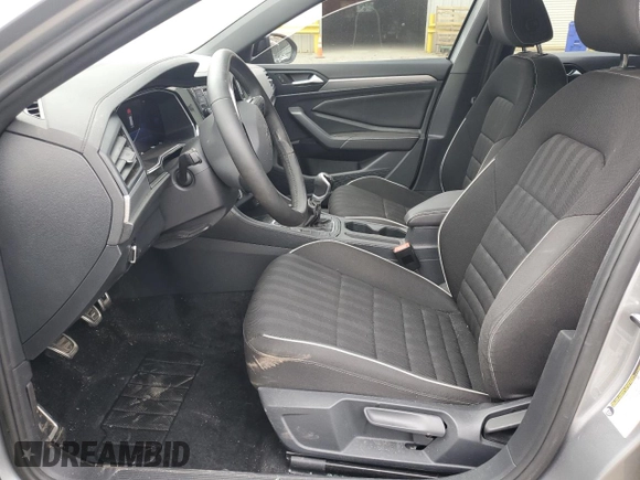 2024 Volkswagen Jetta Sport z VIN 3VWAM7BU7RM055585, wystawiony jako Copart lot #42109675 z przebiegiem 17 485 mil mil oraz Szkoda całkowita • Salvage title. Historia ofert i sprzedaży dostępna na DreamBid. Obrazek 7.