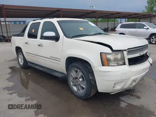 2010 Chevrolet Avalanche LTZ z VIN 3GNVKGE00AG146226, wystawiony jako IAAI lot #42190186 z przebiegiem 319 204 mil mil oraz . Historia ofert i sprzedaży dostępna na DreamBid. Obrazek 1.