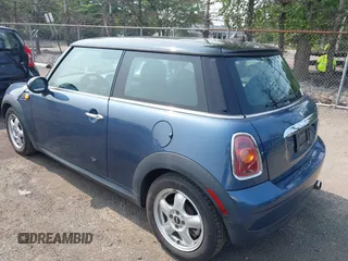 2010 MINI Hardtop z VIN WMWMF3C57ATZ61622, wystawiony jako IAAI lot #42467602 z przebiegiem 94 937 mil mil oraz . Historia ofert i sprzedaży dostępna na DreamBid. Obrazek 3.