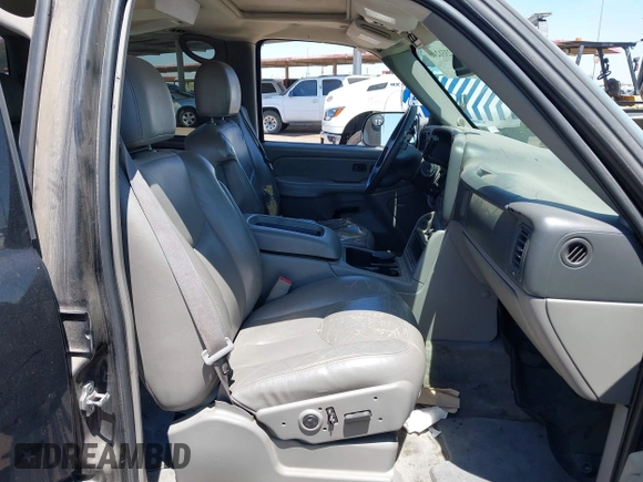 2004 Chevrolet Suburban LS with VIN 3GNGK26U94G237545, listed as a IAAI auction lot 42331246 with 373,569 mi miles and . Bid and sale history available at DreamBid. Image 5.