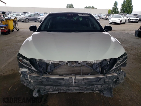 2018 Toyota Camry LE z VIN JTNB11HK8J3025709, wystawiony jako Copart lot #56763315 z przebiegiem 157 941 mil mil oraz Szkoda całkowita • Salvage title. Historia ofert i sprzedaży dostępna na DreamBid. Obrazek 5.