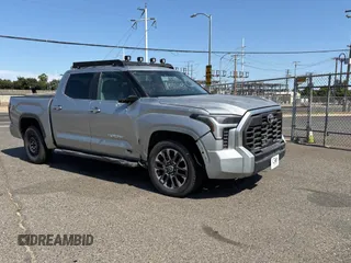2024 Toyota Tundra Limited z VIN 5TFJA5DB5RX167288, wystawiony jako Copart lot #60570325 z przebiegiem 3 887 mil mil oraz Szkoda całkowita • Salvage title. Historia ofert i sprzedaży dostępna na DreamBid. Obrazek 1.
