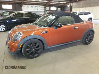 2013 MINI Roadster S z VIN WMWSY3C55DT565565, wystawiony jako Copart lot #76246124 z przebiegiem 82 283 mil mil oraz Szkody całkowita. Historia ofert i sprzedaży dostępna na DreamBid. Obrazek 1.