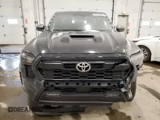 2024 Toyota Tacoma SR5 z VIN 3TMLB5JN6RM070515, wystawiony jako Copart lot #88514465 z przebiegiem 126 mil mil oraz Szkody całkowita. Historia ofert i sprzedaży dostępna na DreamBid. Obrazek 5.