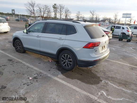 2018 Volkswagen Tiguan SEL with VIN 3VV3B7AX7JM195624, listed as a IAAI auction lot 41308188 with 96,698 mi miles. Bid and sale history available at carsss.com. Image 3.