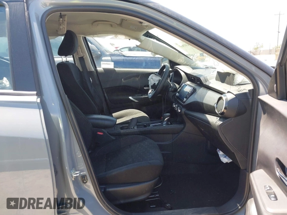 2023 Nissan Kicks SV z VIN 3N1CP5CV0PL545306, wystawiony jako IAAI lot #42403099 z przebiegiem 32 916 mil mil oraz . Historia ofert i sprzedaży dostępna na DreamBid. Obrazek 5.