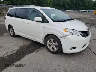 2015 Toyota Sienna LE AAS z VIN 5TDKK3DCXFS590626, wystawiony jako Copart lot #63081115 z przebiegiem 144 933 mil mil oraz Szkoda całkowita • Salvage title. Historia ofert i sprzedaży dostępna na DreamBid. Obrazek 4.