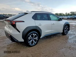 2024 Subaru Solterra Premium z VIN JTMABABA4RA063314, wystawiony jako Copart lot #59511835 z przebiegiem 871 mil mil oraz Szkoda całkowita • Salvage title. Historia ofert i sprzedaży dostępna na DreamBid. Obrazek 3.