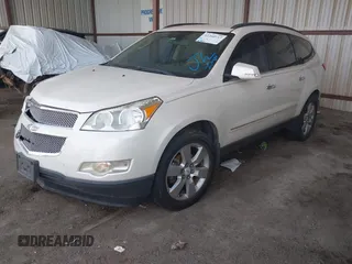 2011 Chevrolet Traverse LTZ z VIN 1GNKRLEDXBJ326016, wystawiony jako IAAI lot #42260167 z przebiegiem 163 447 mil mil oraz . Historia ofert i sprzedaży dostępna na DreamBid. Obrazek 2.