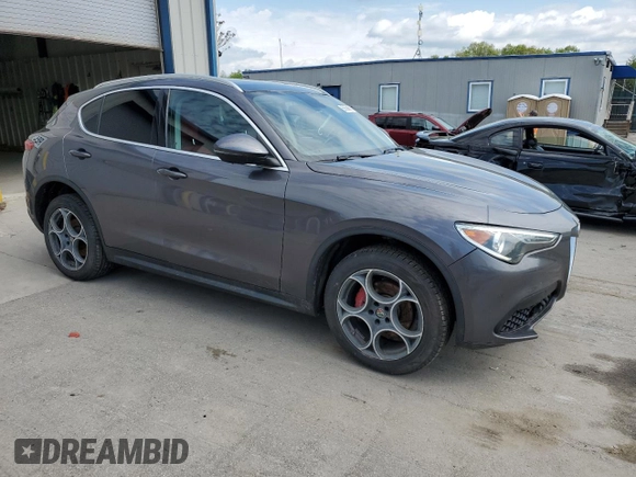 2018 Alfa Romeo Stelvio z VIN ZASFAKANXJ7B81315, wystawiony jako Copart lot #55528675 z przebiegiem 163 957 mil mil oraz Czysty tytuł • Clean title. Historia ofert i sprzedaży dostępna na DreamBid. Obrazek 4.