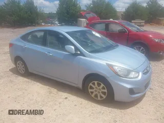 2013 Hyundai Accent GLS z VIN KMHCT4AE9DU285992, wystawiony jako IAAI lot #42508614 z przebiegiem 268 347 mil mil oraz . Historia ofert i sprzedaży dostępna na DreamBid. Obrazek 1.