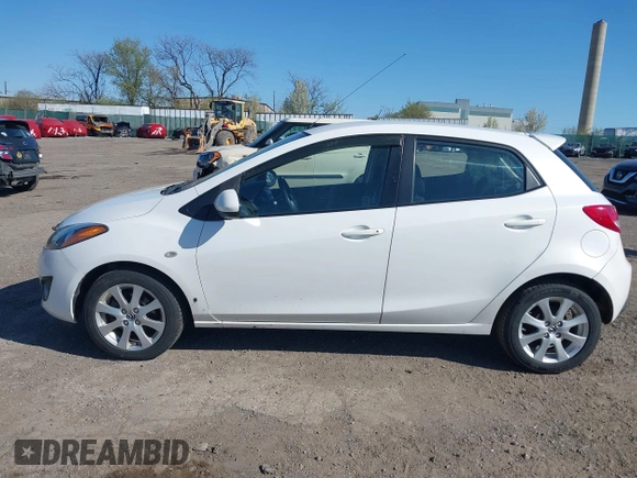2013 Mazda 2 Touring z VIN JM1DE1LYXD0157874, wystawiony jako IAAI lot #41999395 z przebiegiem 136 954 mil mil oraz . Historia ofert i sprzedaży dostępna na DreamBid. Obrazek 14.
