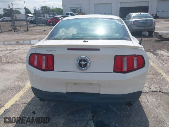 2012 Ford Mustang Premium z VIN 1ZVBP8AMXC5271916, wystawiony jako IAAI lot #42187185 z przebiegiem 103 379 mil mil oraz . Historia ofert i sprzedaży dostępna na DreamBid. Obrazek 16.