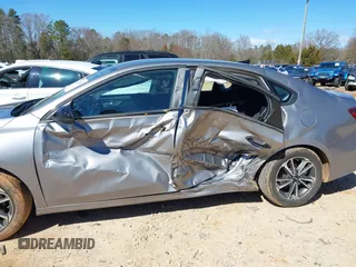 2023 Kia Forte LXS z VIN 3KPF24AD5PE616176, wystawiony jako IAAI lot #41737752 z przebiegiem 21 526 mil mil oraz . Historia ofert i sprzedaży dostępna na DreamBid. Obrazek 6.